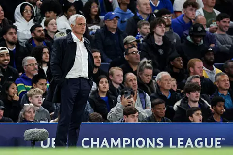 التواصل مستمر منذ 15 عاما.. رسالة خاصة من رئيس ريال مدريد لمورينيو